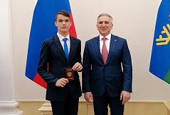 Школьнику из Туртаса Ивану Лукьяненко вручил паспорт губернатор Александр Моор